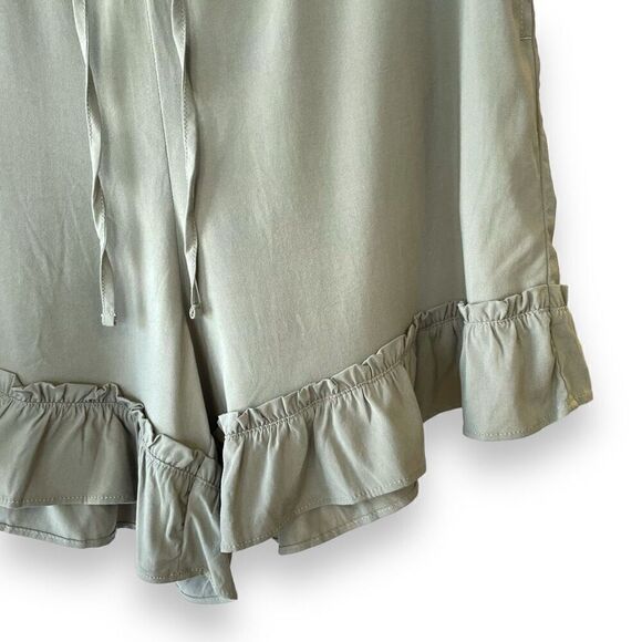 Candace Cameron Bure Shorts - Picture 3 of 4